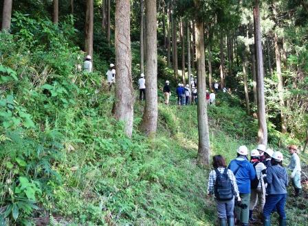 下草刈り班と道整備班に分かれて作業場所へ