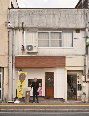 阿出川さんとデリカリカフェの外観の写真