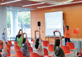 米子市で開かれた健康づくりセッションで講演する澤さんの写真
