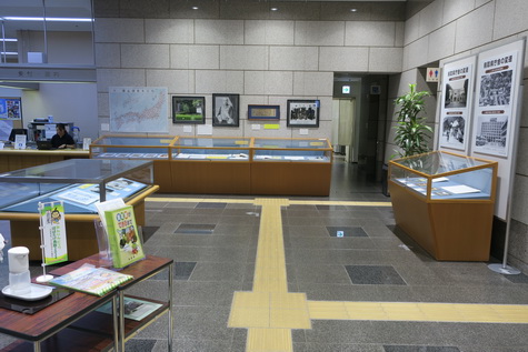 公文書館内での展示風景２