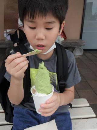 男の子がアイスクリームを食べている