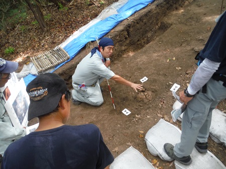 土器の説明を聞く参加者