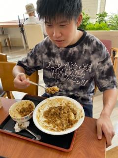 大盛りのカレーライスを食べる児童