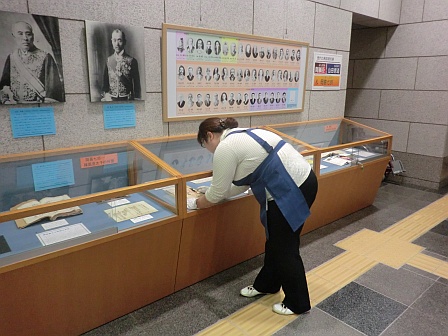 小企画展「歴代の鳥取県知事」の準備風景の写真