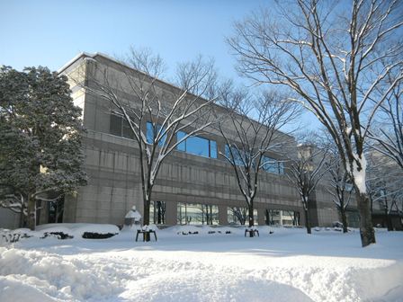 雪の中の公文書館の写真