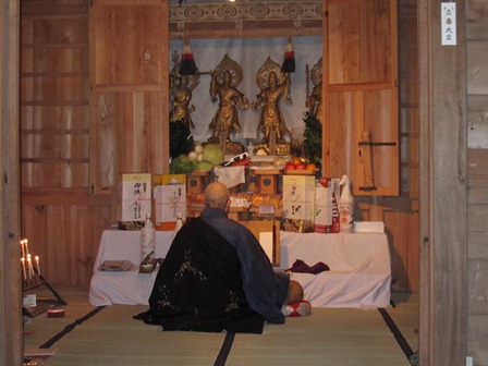 読経する僧侶の写真