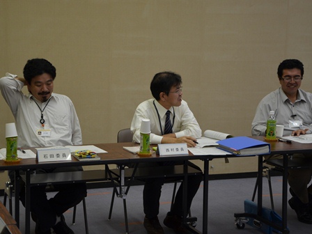 協議中の石田委員（左）、西村委員（中）、佐々木委員（右）の写真