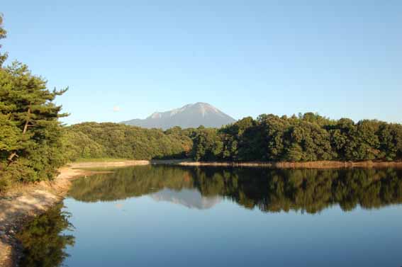 写真は、平成21年度に整備完了した米子市岡成の大高ため池です。